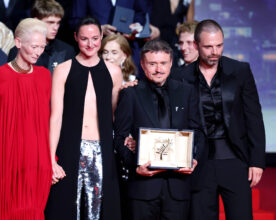 Tilda Swinton, Renate Reinsve, Cristian Mungiu - vinner av Gullpalmen alias Palme D'or for Fjord - og Sebastian Stan på Palais des Festivals 23. mai Cannes i Frankrike (Andreas Rentz/Getty)