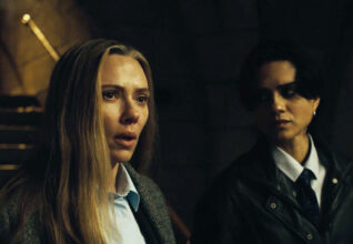 Scarlett Johansson som NYPD-etterforskeren Julie Miller i The Exorcist: Martyrs med Sasha Calle som detektiv Gina Restrepo (UIP/Blumhouse/Universal Pictures)