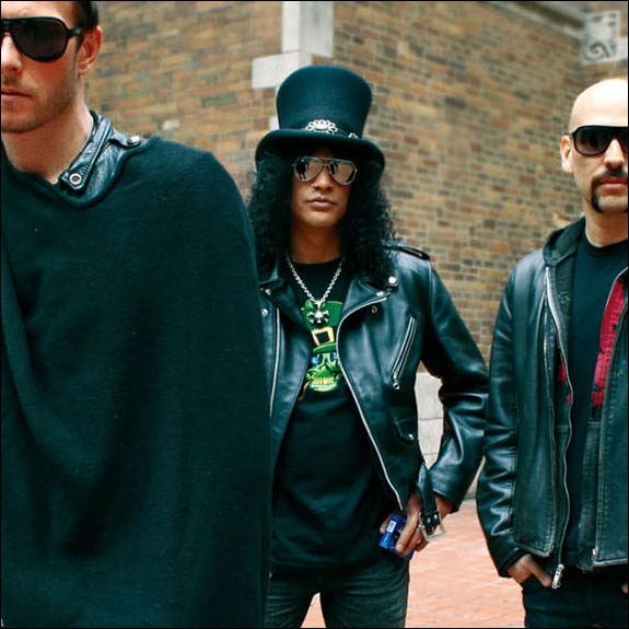 SLASH KOMMER UTEN VELVET REVOLVER (SONY)