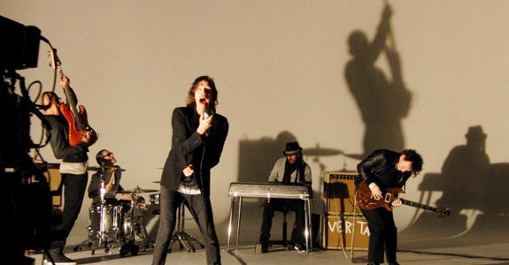 BEHIND THE SCENES AV «ADOLESCENTS» (EPIC/SONY)