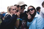 EMMA OG LISA FRA 730 + MARLON ALIAS FESTIVALENS MEST POPULÆRE TENÅRING (ALVIN SANTOS TJERNSHAUGEN)