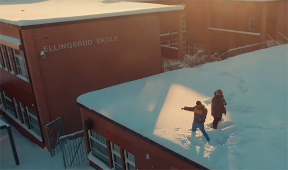 WOKE: SKINNER PÅ TOPPEN AV ELLINGSRUD SKOLE (WARNER)